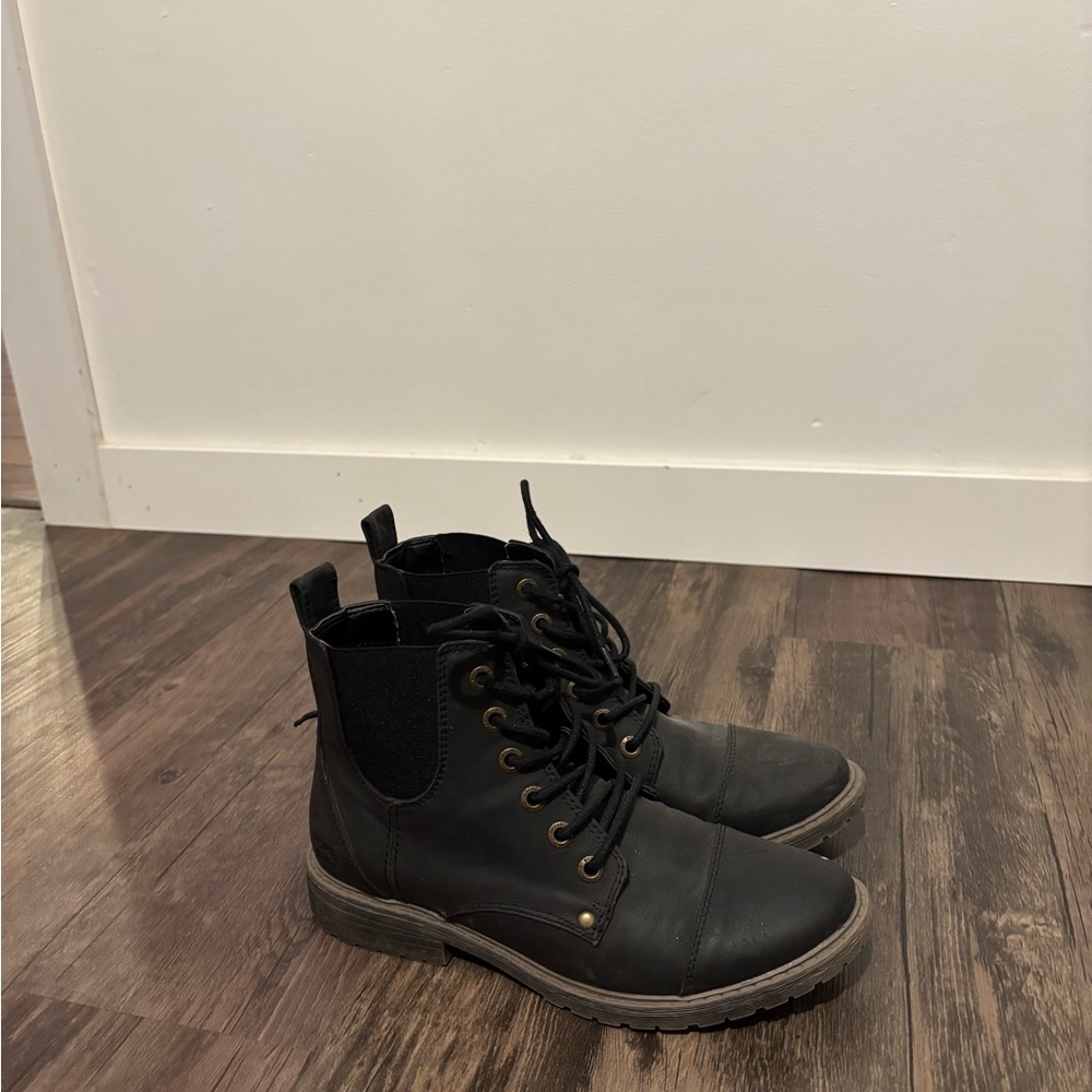 Billabong women’s Black Lace-Up Boots